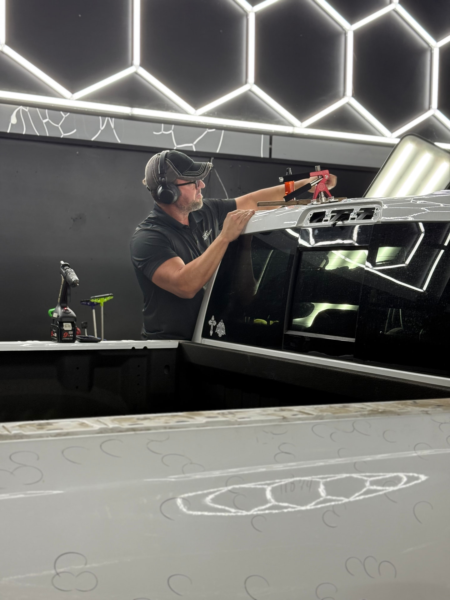 Paintless dent repair inspection using PDR reflection board lighting